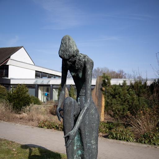 Badende (Große Gebeugte) von Bernhard Kleinhans