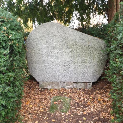 Gedenkstein für die Gefallenen des Zweiten Weltkrieges von Fritz Helmut Sonnenschein + Weitere