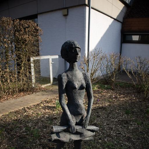Stehender Frauenakt mit Tuch  von Bernhard Kleinhans