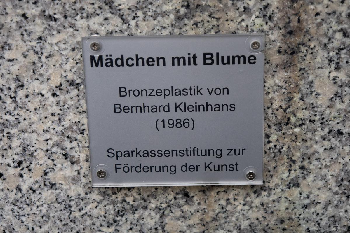 Mädchen mit Blume