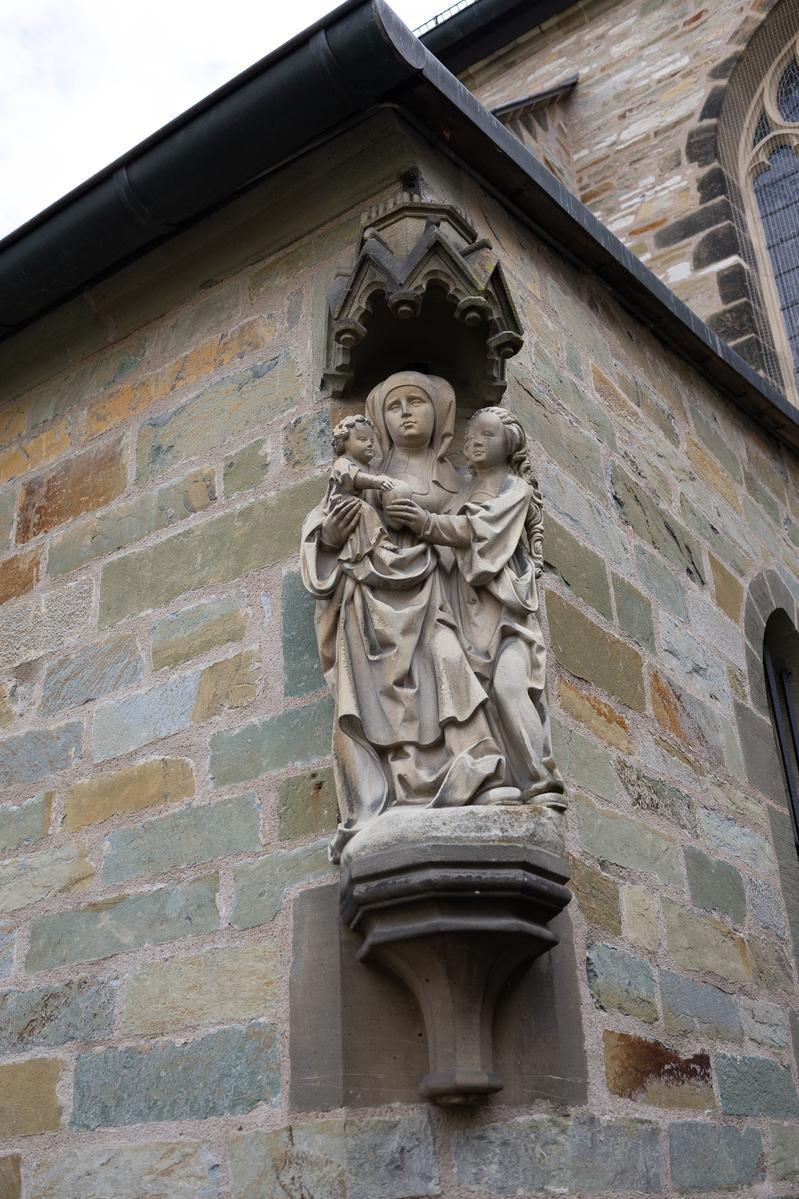 Nonne mit armen Kindern