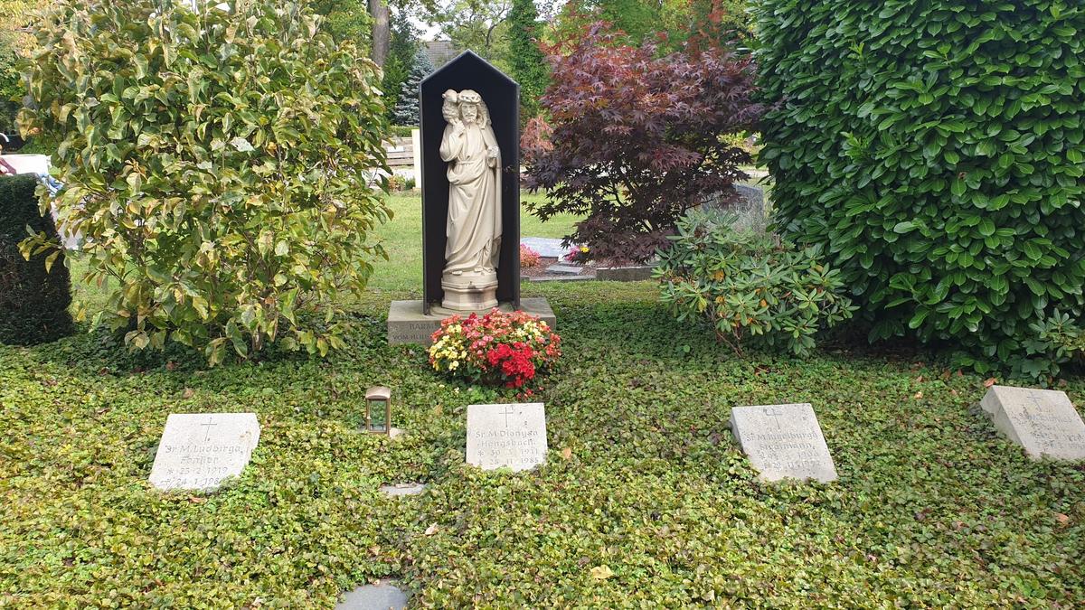 Christus als guter Hirte / Gruft der Barmherzigen Schwestern vom Heiligen Vincenz von Paul zu Paderborn