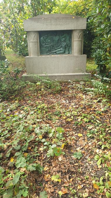 Grabstätte Familie Hövel-Grell, Relief Auferstehung