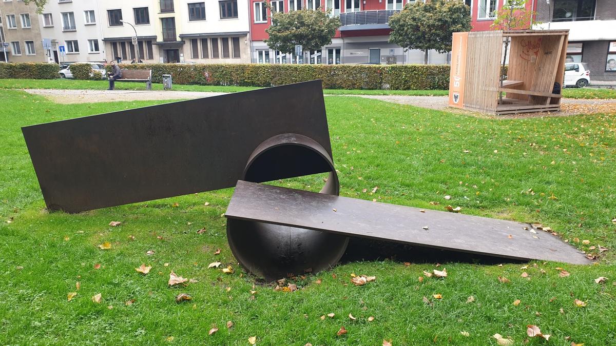 Liegende Zylinderskulptur II (Große Zylinderskulptur II)