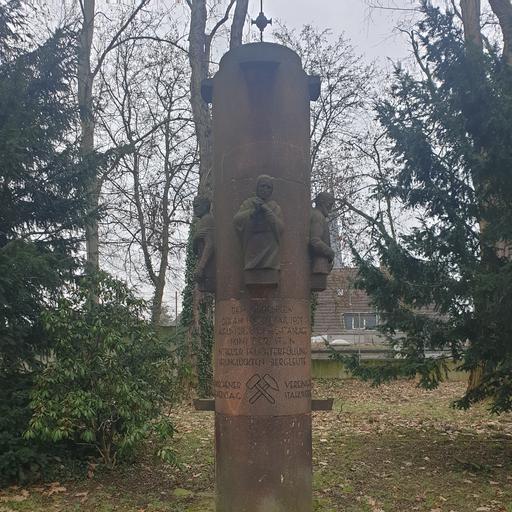 Grab- und Ehrenmal für die Opfer des Grubenunglücks auf der Zeche Minister Stein von Walter Johannes Becker