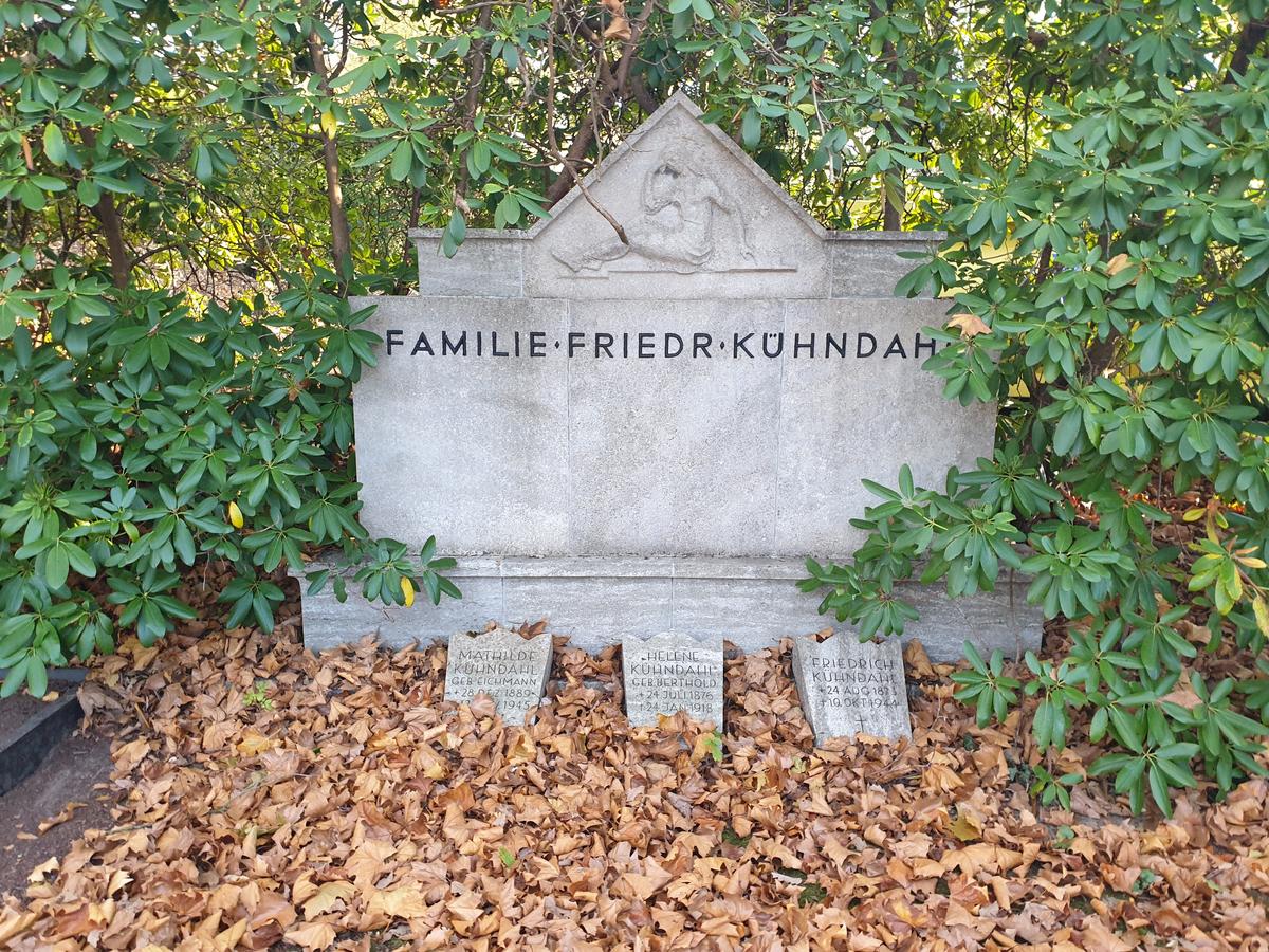Grabmal Familie Kühndahl
