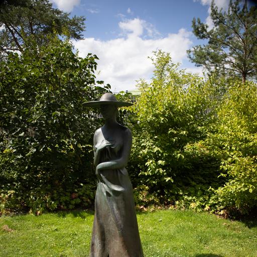 Mädchen Rühr Mich Nicht An (Dame mit Hut) von Wolfgang Kreutter