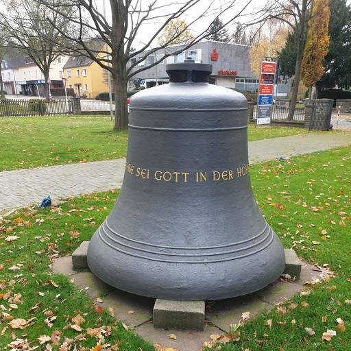 Zwei Glocken von Künstler:in unbekannt