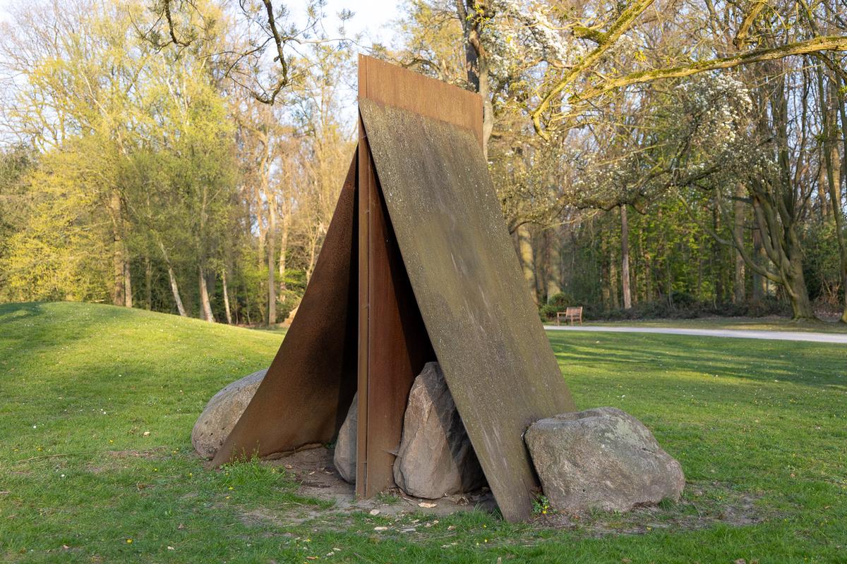 Relatum with Four Stones and Four Irons