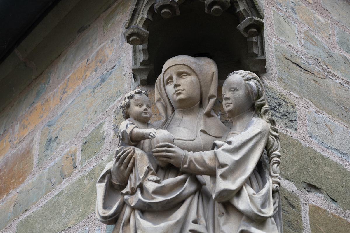 Nonne mit armen Kindern