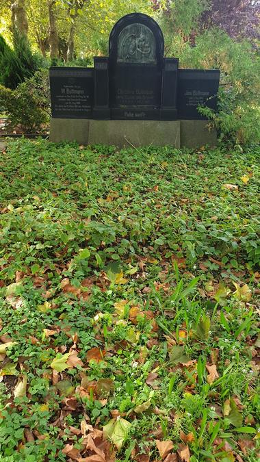 Kniender Engel, Grabstätte Familie Christine Bültmann