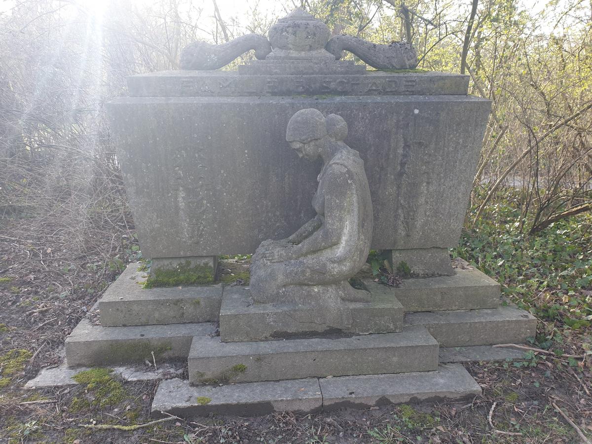 Grabmonument Familie B. Schade