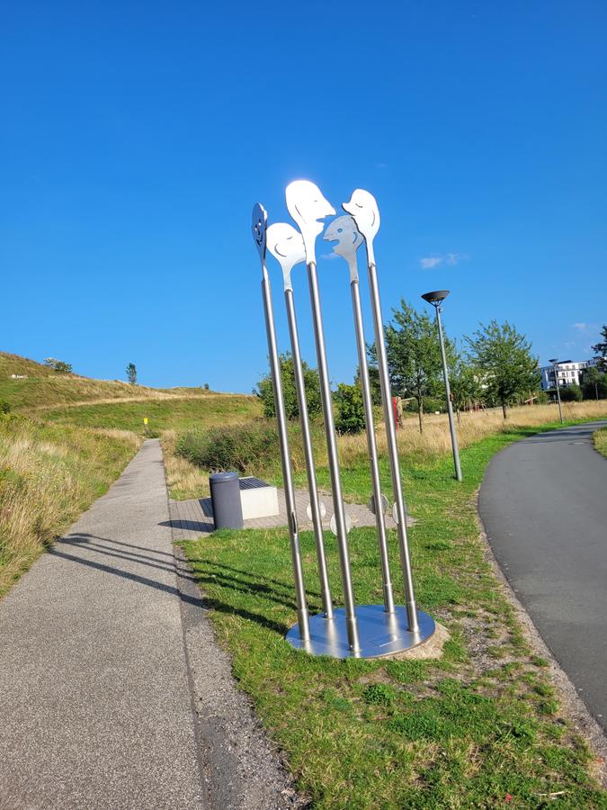 Friendly heads