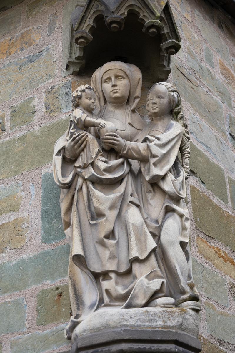 Nonne mit armen Kindern