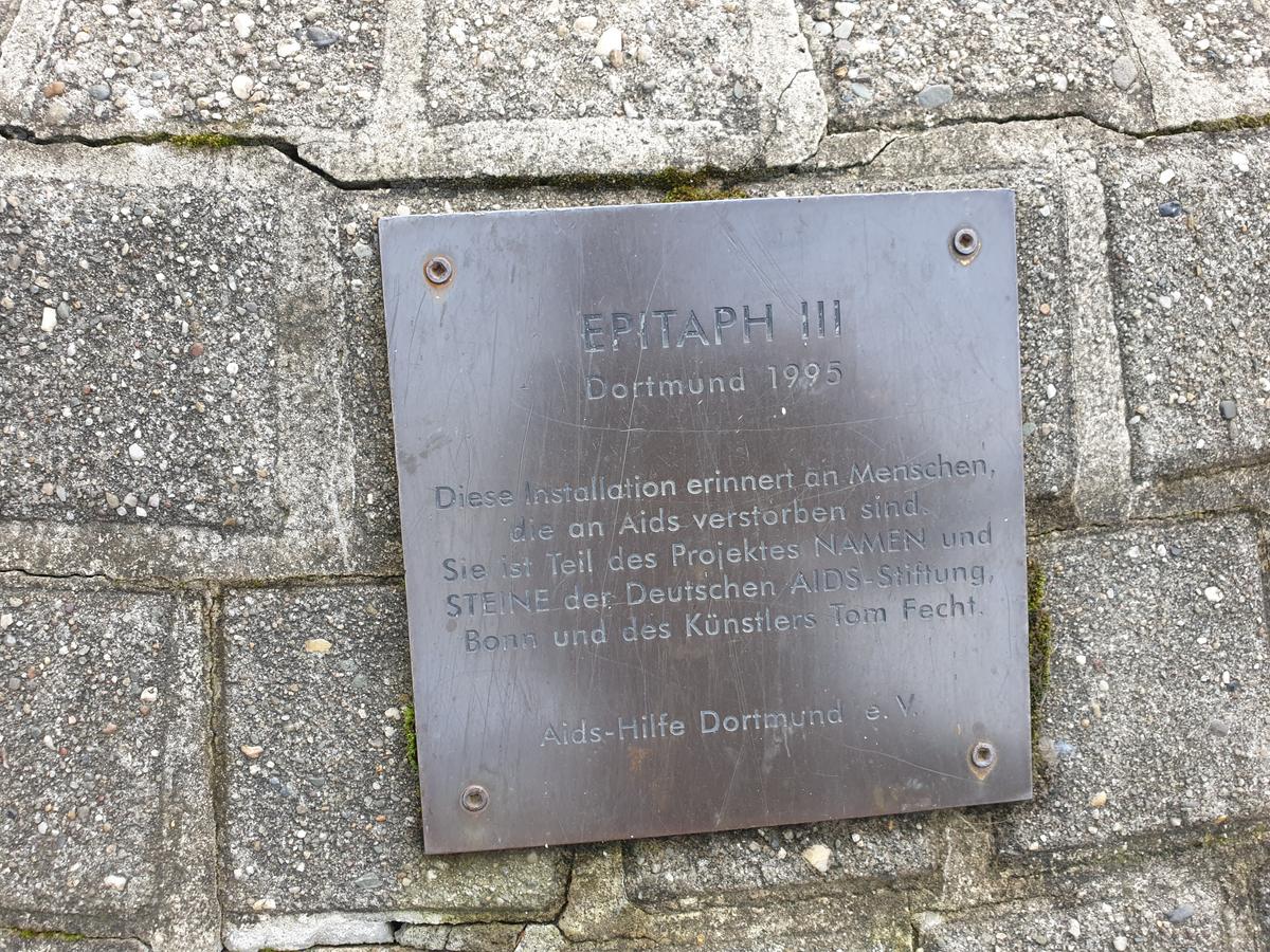 EPITAPH III, Namen und Steine