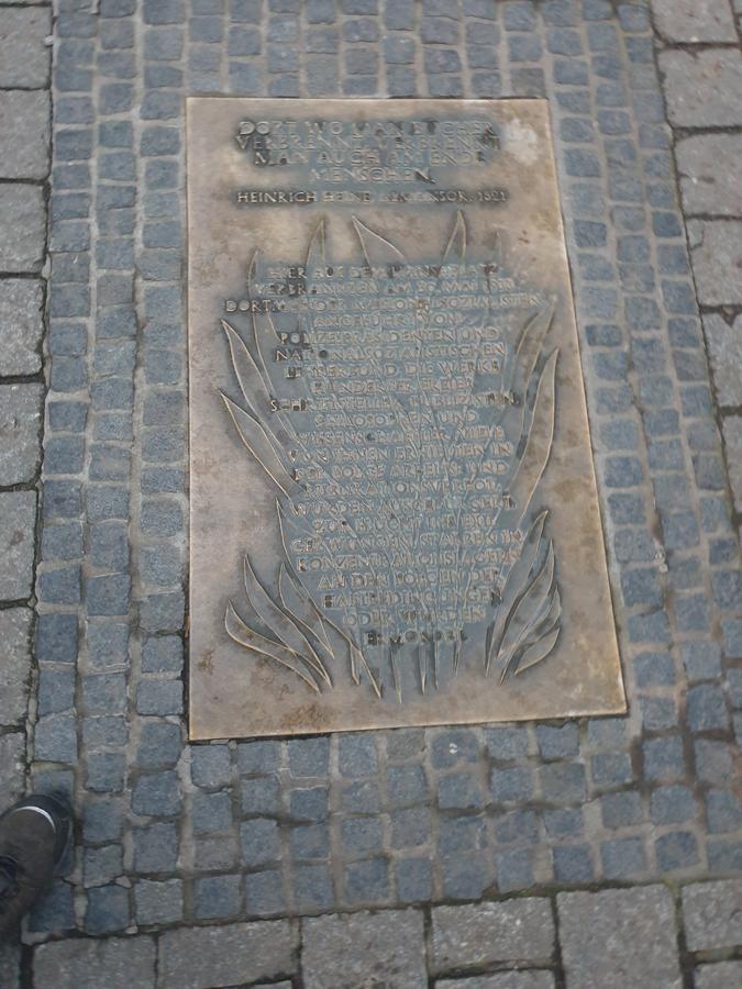 Gedenktafel zur Bücherverbrennung am Hansaplatz