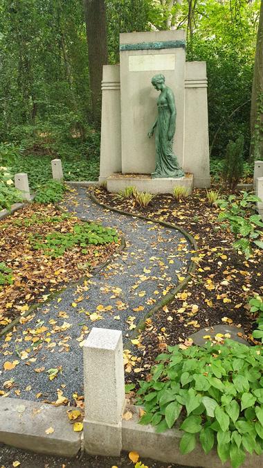 Grabstätte Familie Richter-Seippel, Skulptur Wandelnde
