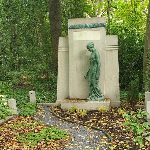Grabstätte Familie Richter-Seippel, Skulptur Wandelnde von Benno Elkan