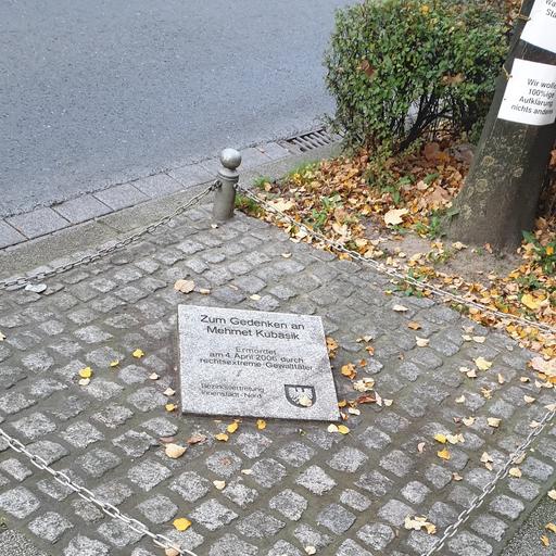 Gedenkstein für Mehmet Kubasik von Mitarbeiter des Tiefbauamtes der Stadt Dortmund + Weitere