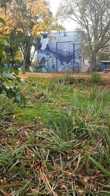 Wandinstallation mit Regenrinne
