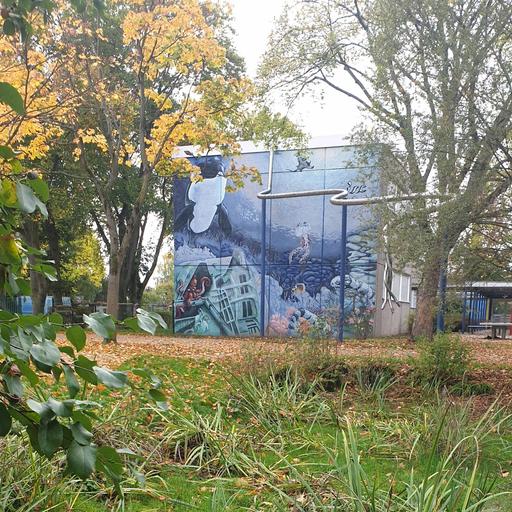 Wandinstallation mit Regenrinne von Künstler:in unbekannt