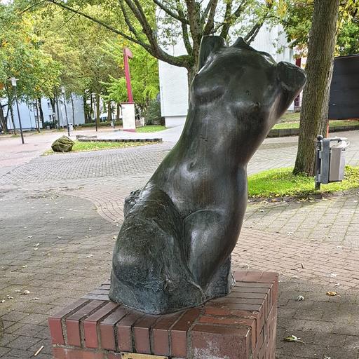 Frauentorso von Bernhard Hoetger