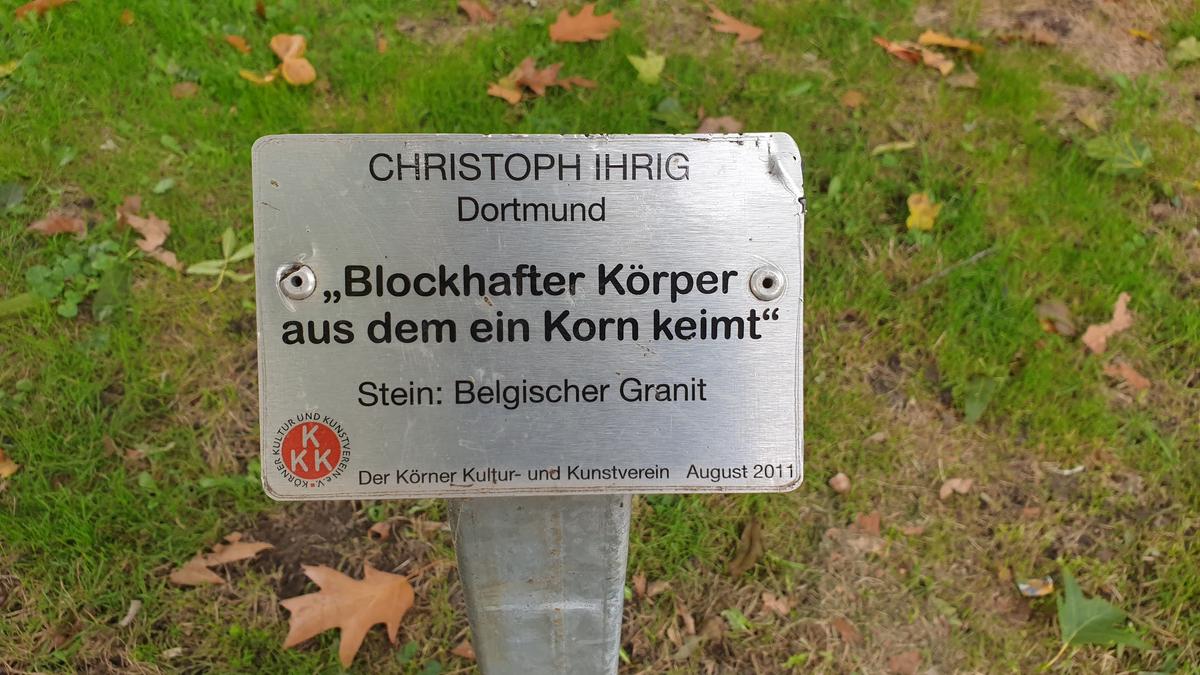 Blockhafter Körper, aus dem ein Korn keimt