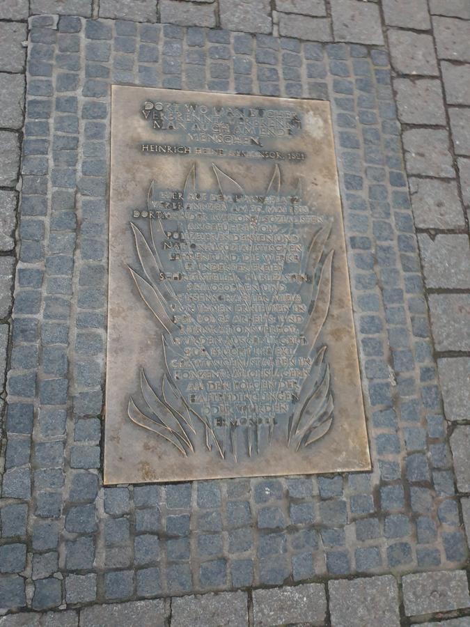 Gedenktafel zur Bücherverbrennung am Hansaplatz