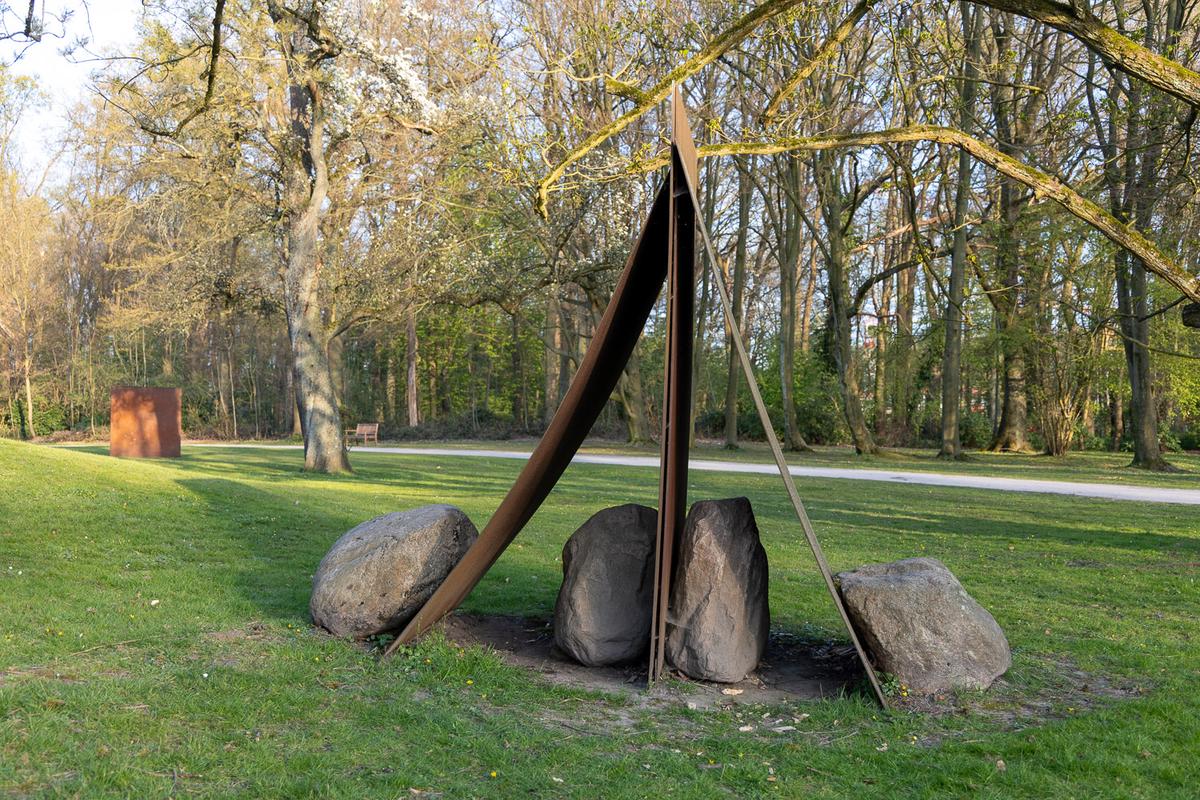 Relatum with Four Stones and Four Irons