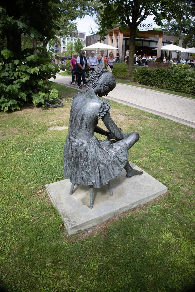 Sitzende Tänzerin