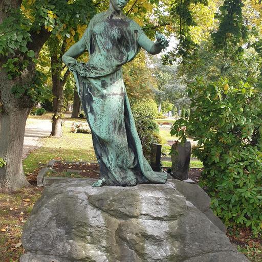 Weibliche Figur, ehemals Grabstätte der Familie Adolf Junius von Georges Récipon