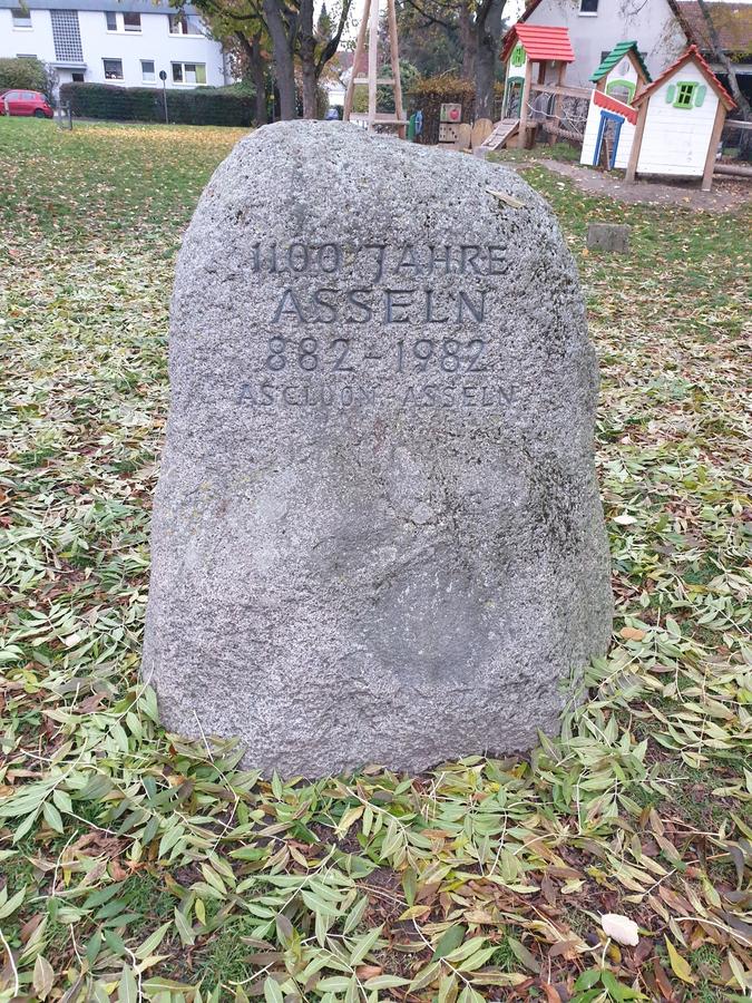 Gedenkstein 1100 Jahre Asseln