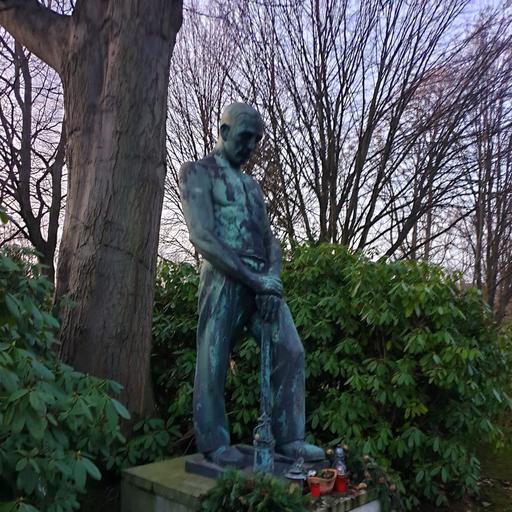 Ehren- und Grabmal für Opfer der Grubenunglücke vom 4.7.1940, 16.3.1944 und 22.3.1979 von Wilhelm Wulff