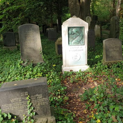 Grabstätte Alex Mendelsohn, Relief Kauernde von Benno Elkan