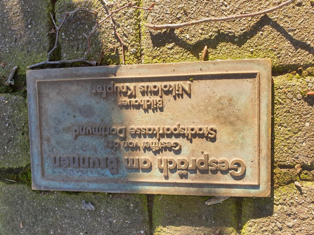 Gespräch am Brunnen