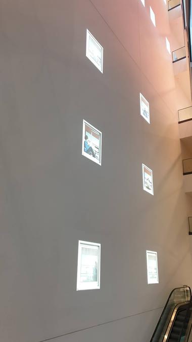 Neun Fenster in der Vertikalen