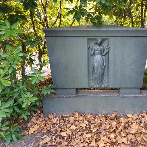 Grabmal (Familie unbekannt) von Künstler:in unbekannt