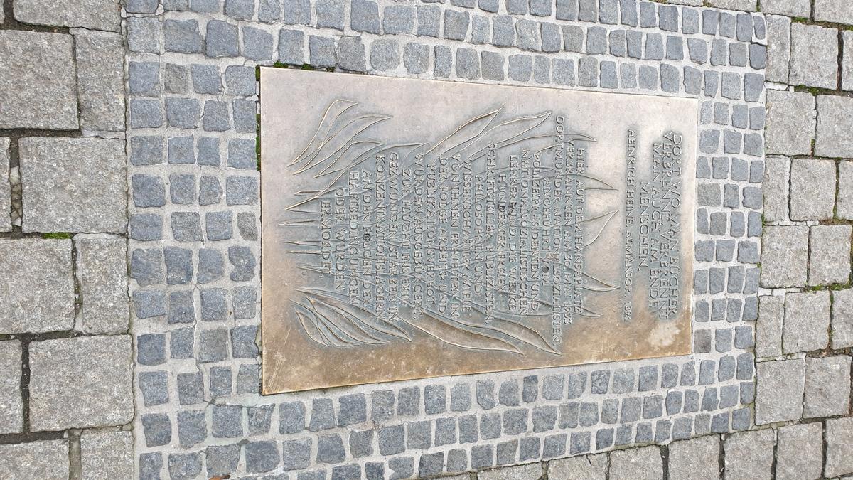 Gedenktafel zur Bücherverbrennung am Hansaplatz