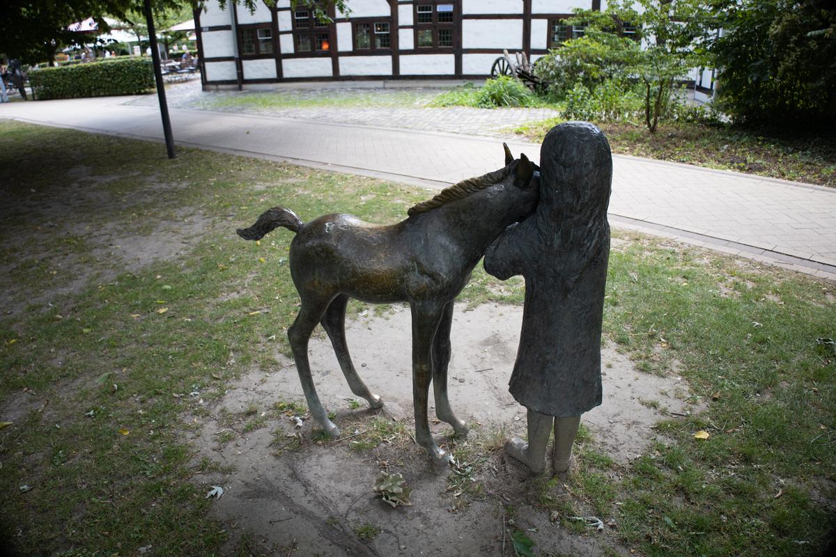 Mädchen mit Fohlen