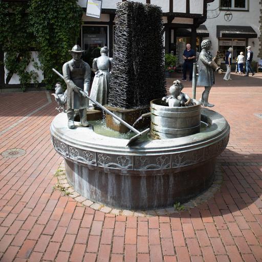 Geschichtsbrunnen Bad Sassendorf (Bonifatiusbrunnen) von Bonifatius Stirnberg
