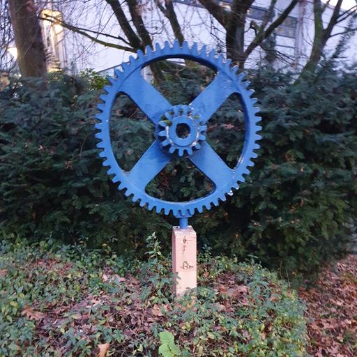 Blaues Zahnrad von Reinold Knümann