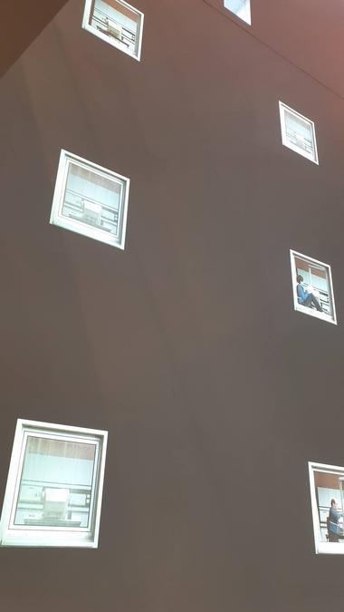 Neun Fenster in der Vertikalen